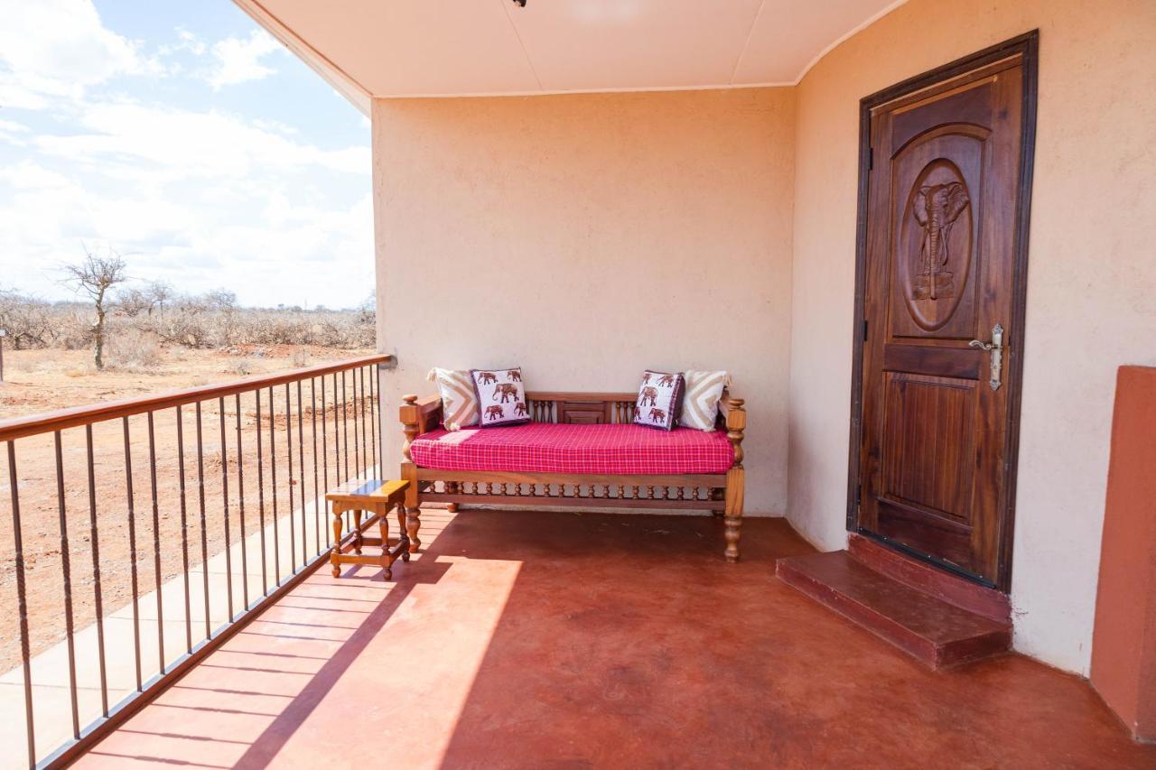 Wild Ndovu Cottage. Country house Amboseli