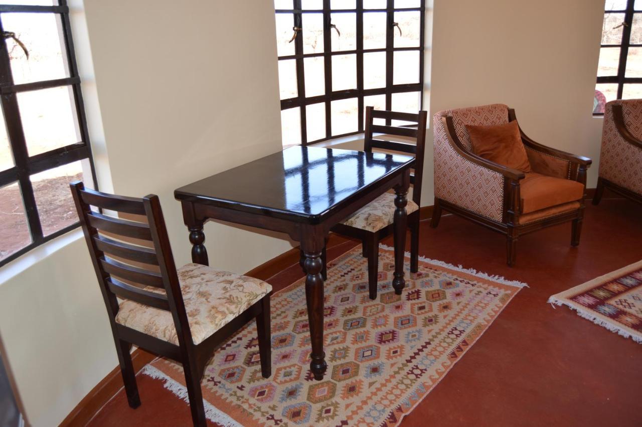Wild Ndovu Cottage. Country house Amboseli
